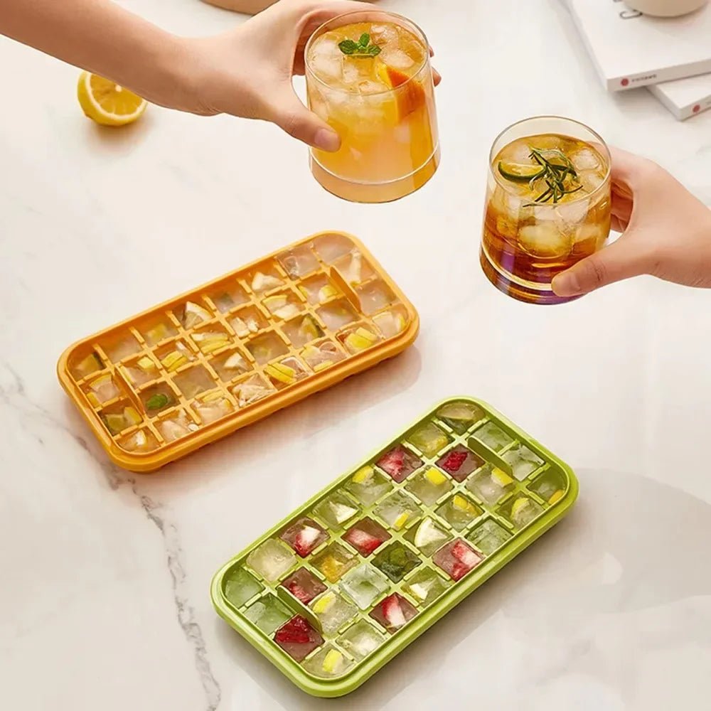 dégustations de verre de jus avec glaçons ayant fruits