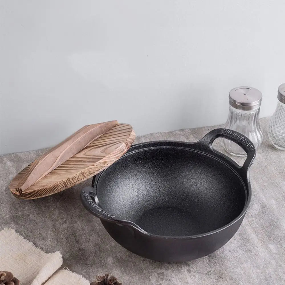 faitout- en- fonte - cocotte- ronde- avec couvercle : couvercle- faitout- sur- table