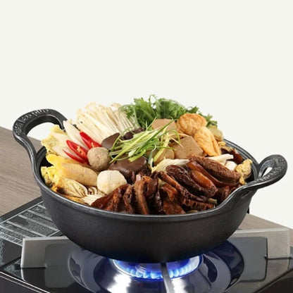 faitout- en- fonte - cocotte- ronde- avec couvercle :  faitout- avec- nourriture- sur- le- feu