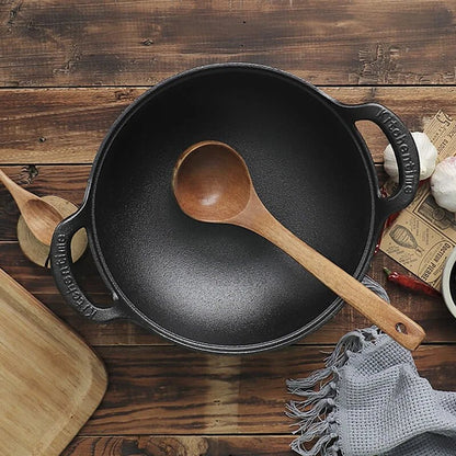 faitout- en- fonte - cocotte- ronde- avec couvercle :  faitout- avec- une- louche- en- bois- à- l'intérieure