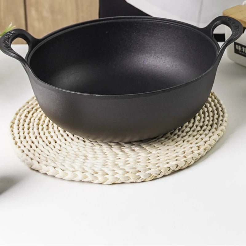 faitout- en- fonte - cocotte- ronde- avec couvercle :  faitout- sur- dessous- de- table- en- paille