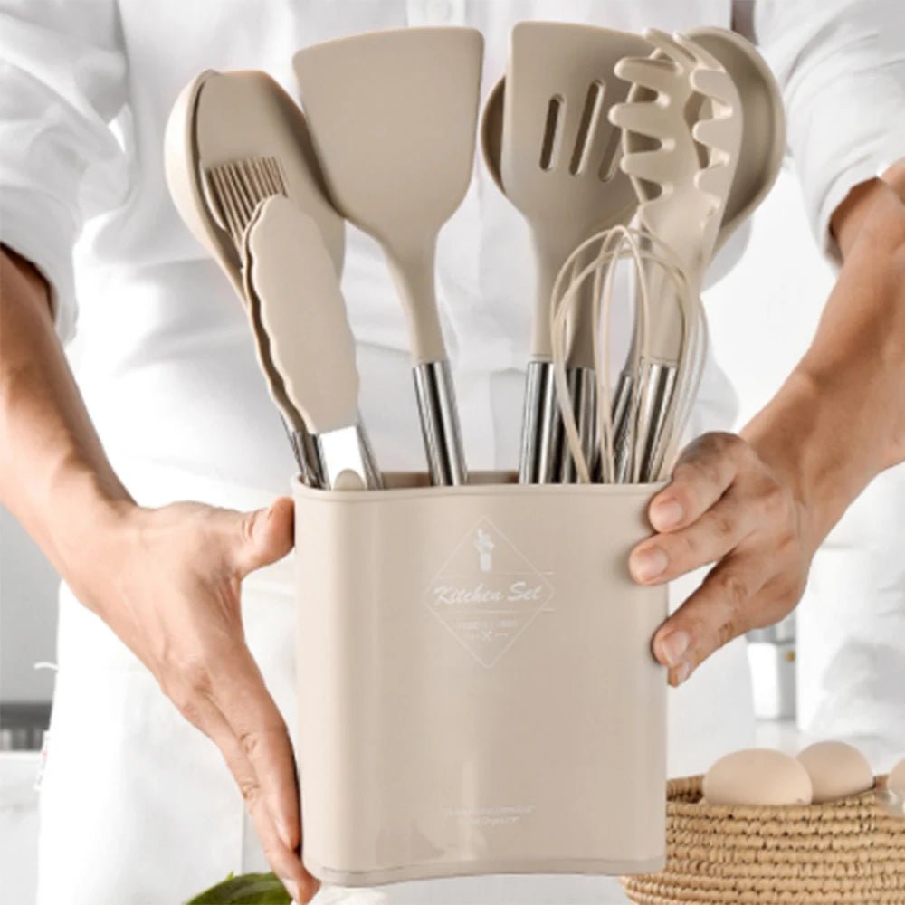 main avec kit ustensile de cuisine silicone