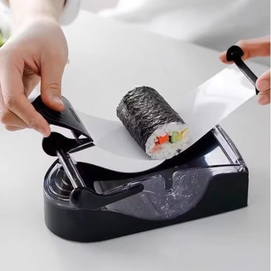 main fabriquant un sushi