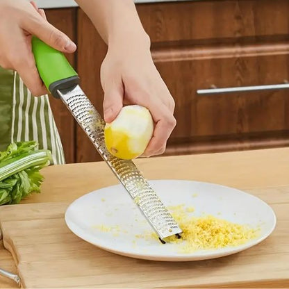 main qui râpe du citron