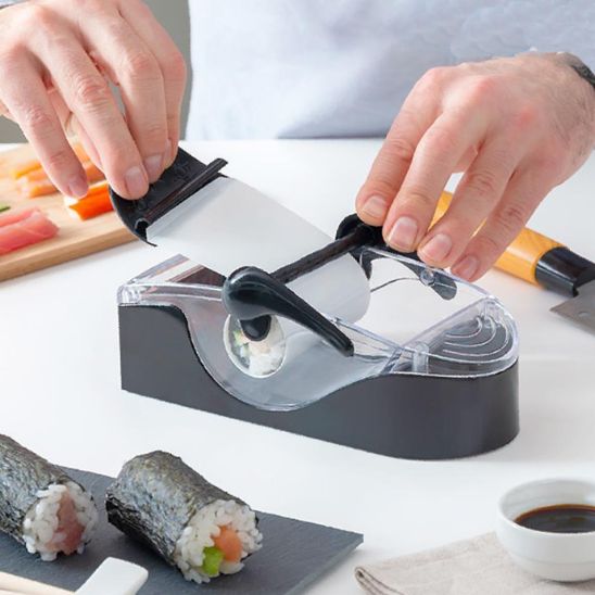 main tenant appareil à sushi