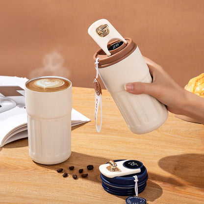 mug- Isotherme- avec- écran- de- température : avec- du- café- chaud