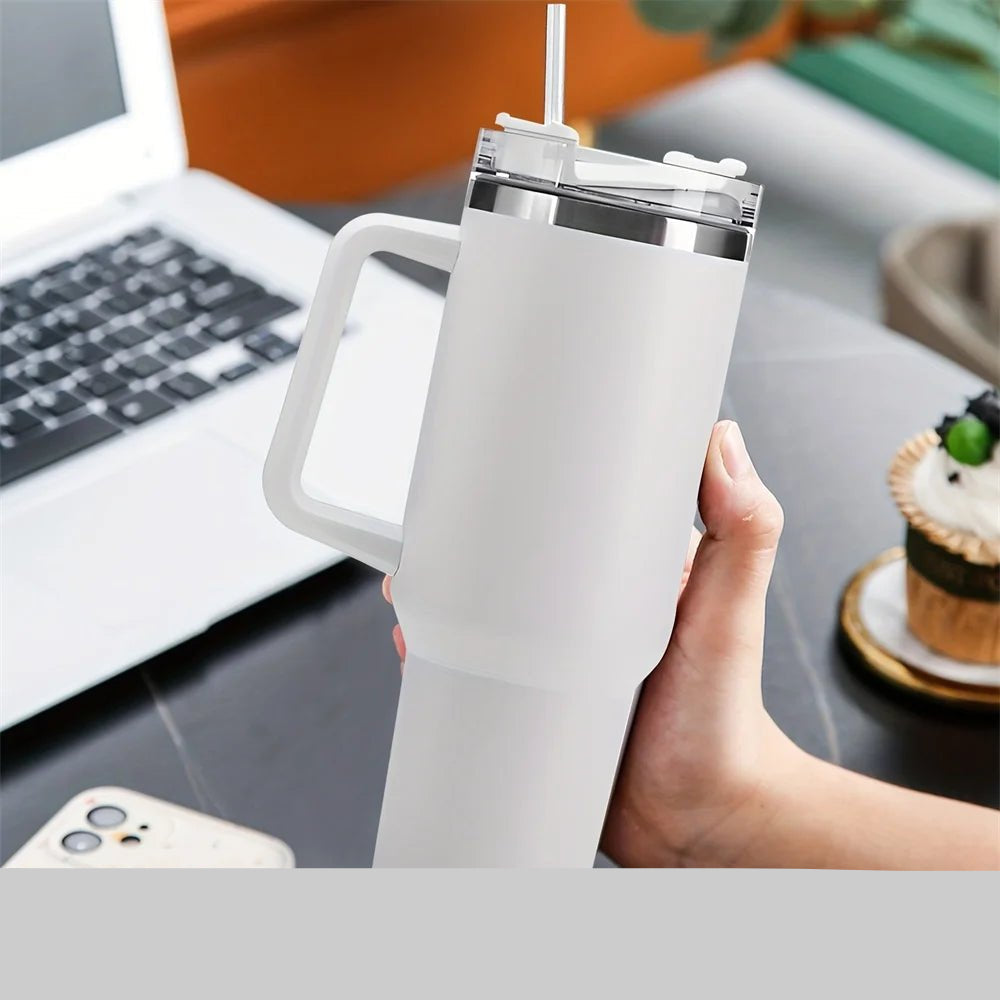 mug- isotherme- avec- paille : mug- en- main