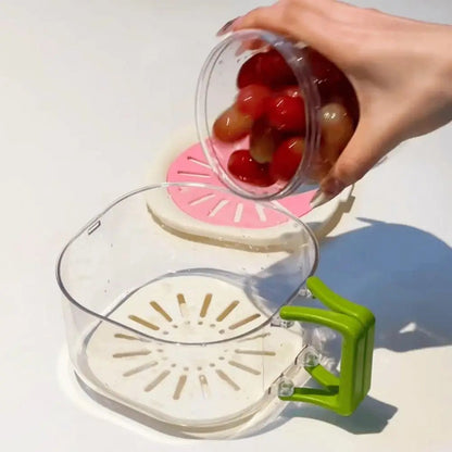 panier- de- vidange- avec- couvercle- 4-en-1 fruits : main-mettant - tomates- cerises- dedans