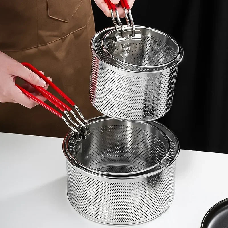 panier-de- cuisson- multifonction- en- acier- inoxydable : dans- une- main