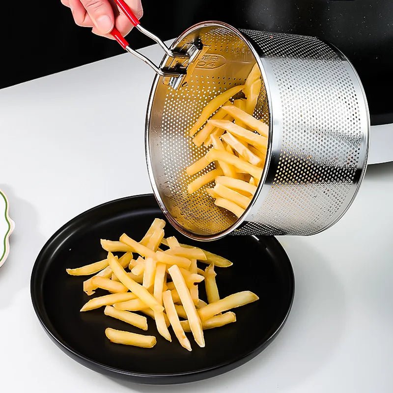 panier-de- cuisson- multifonction- en- acier- inoxydable : versant- frites- dans- assiettes