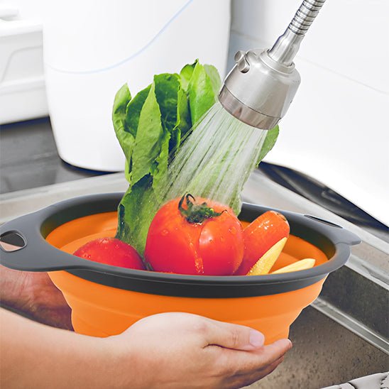 passoire pliable en silicone : sous jet d'eau