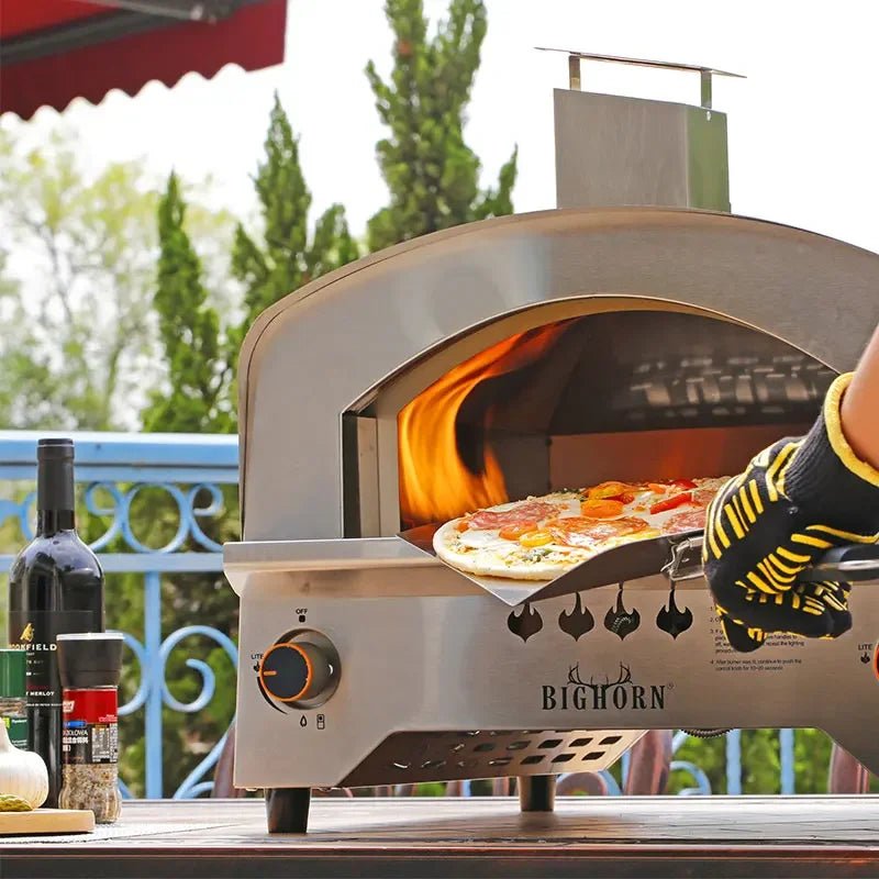 pelle à pizza sortant pizza dans four pizza