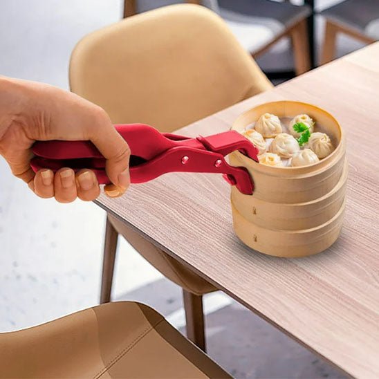 pince anti-brûlure posant un récipient sur une table