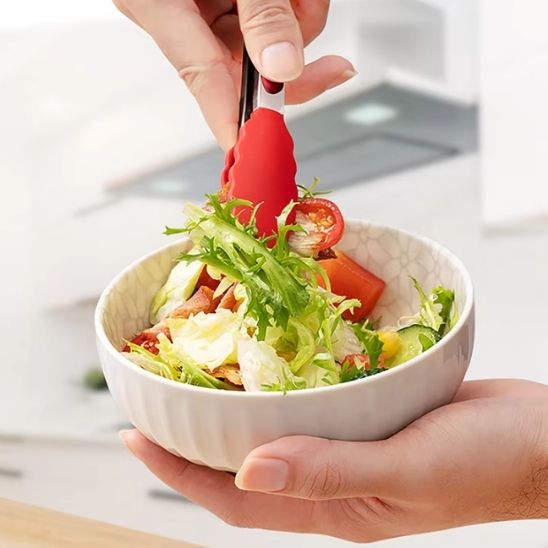pince à barbe cue dans bol à salade