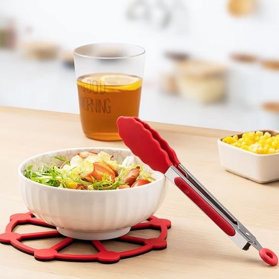 pince  barbecue poser sur bol à salade