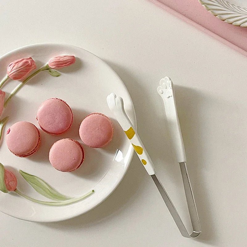 pince à côté d'une assiette blanche