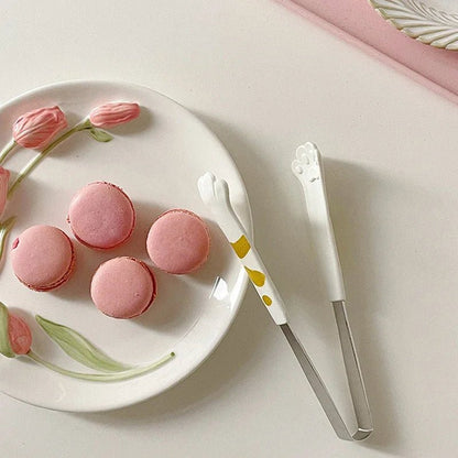 pince à côté d'une assiette blanche