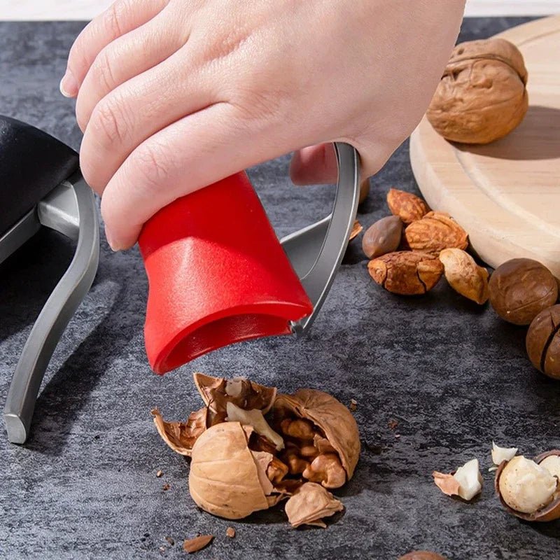 pince casse noisettes : montrant la noix cassé