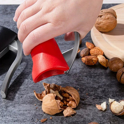 pince casse noisettes : montrant la noix cassé