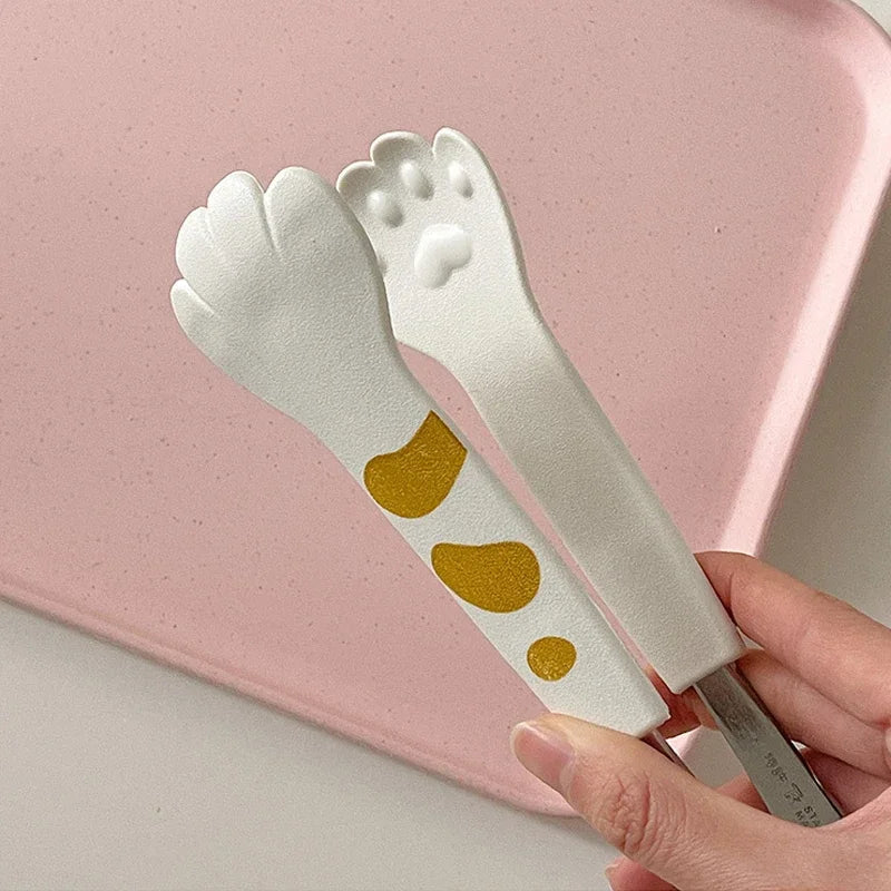 pince cuisine dans une main