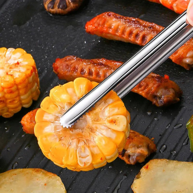 pince de cuisine avec nourriture
