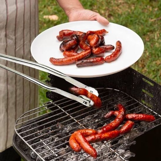 pince qui prend la saucisse