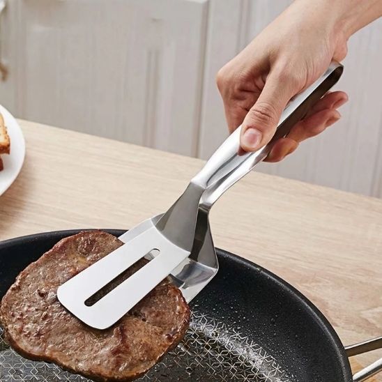 pince à steak dans poêle