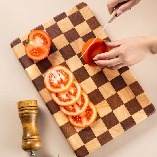 planche à découper en bois d'acacia massif : découpe tomates