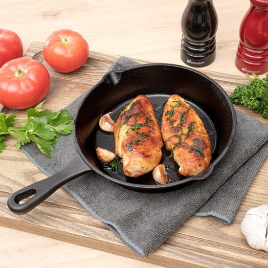 poêle- en- fonte- ronde- : avec poulet rôti