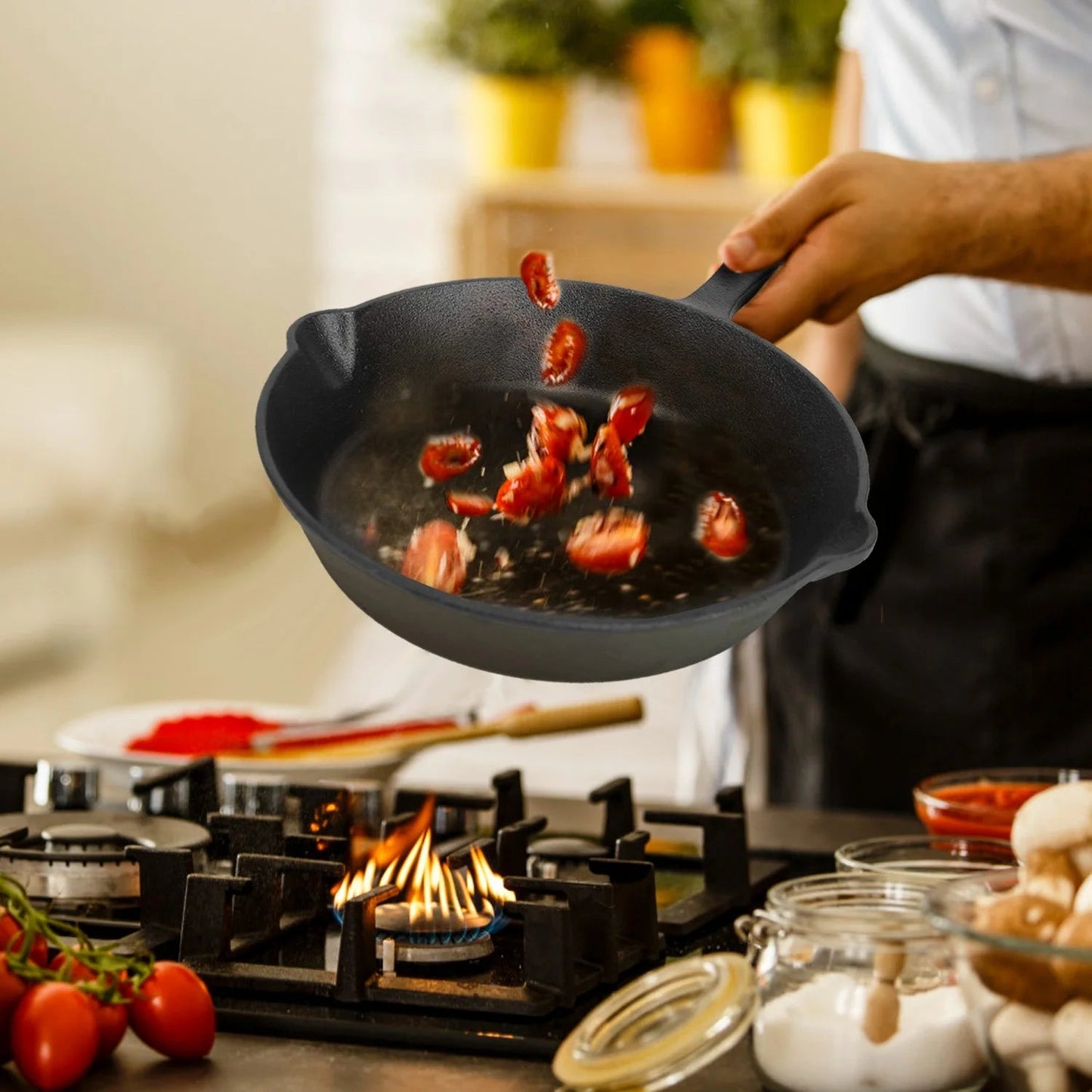 poêle- en- fonte- ronde- : en main du cuisinier