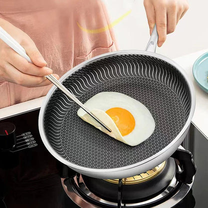 poêle- inox- antiadhésive - Diamètres 28cm- et- 30cm : montrant- la- qualité- de- la- cuisson- d'un- oeuf