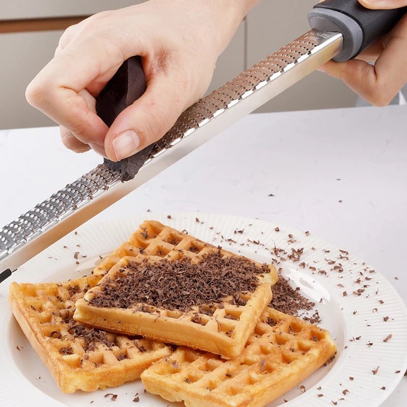 râpe à fromage avec un bout de chocolat