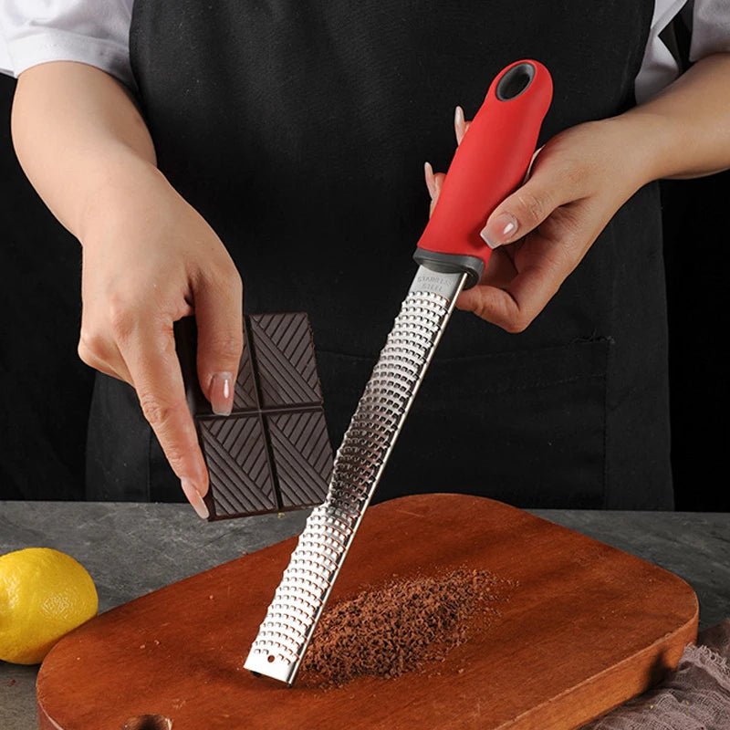 râpe à fromage râpant du chocolat