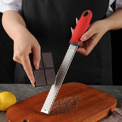 râpe à fromage râpant du chocolat