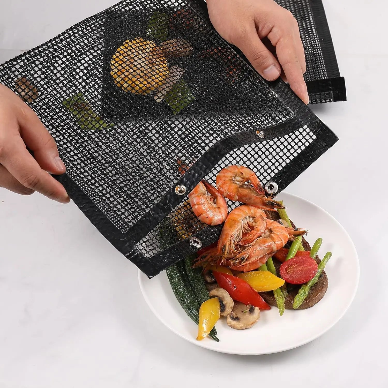 sacs- de- barbecue- végétariens : versant- nourriture- griller