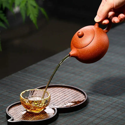 théière artisanale en argile faite main : versant du thé