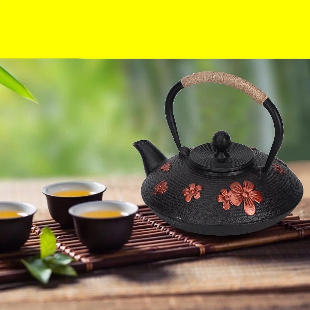 théière à côté de tasse à thé