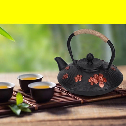 théière à côté de tasse à thé