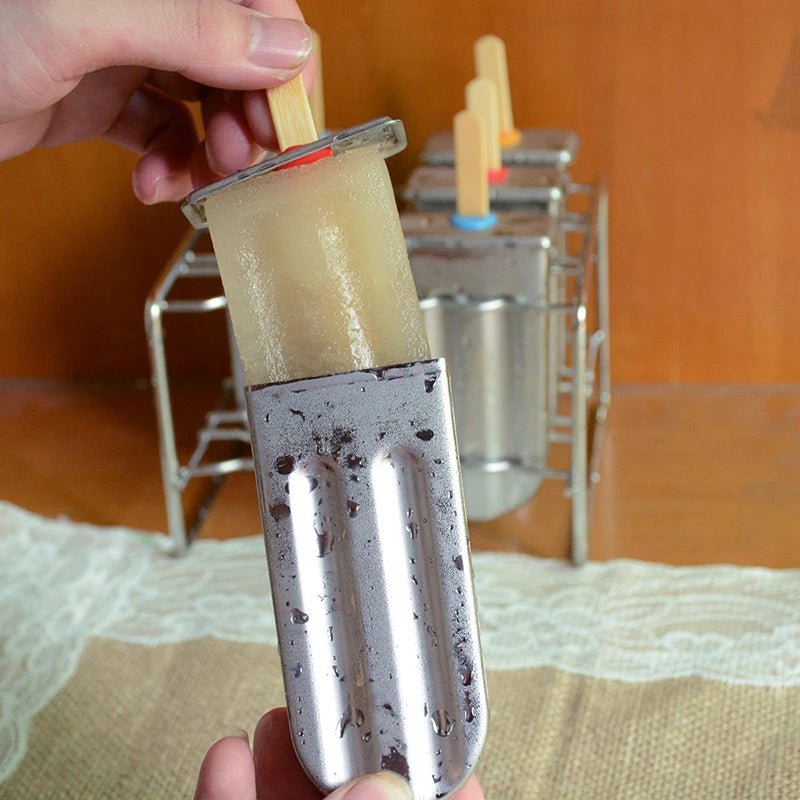 une main tenant une glace