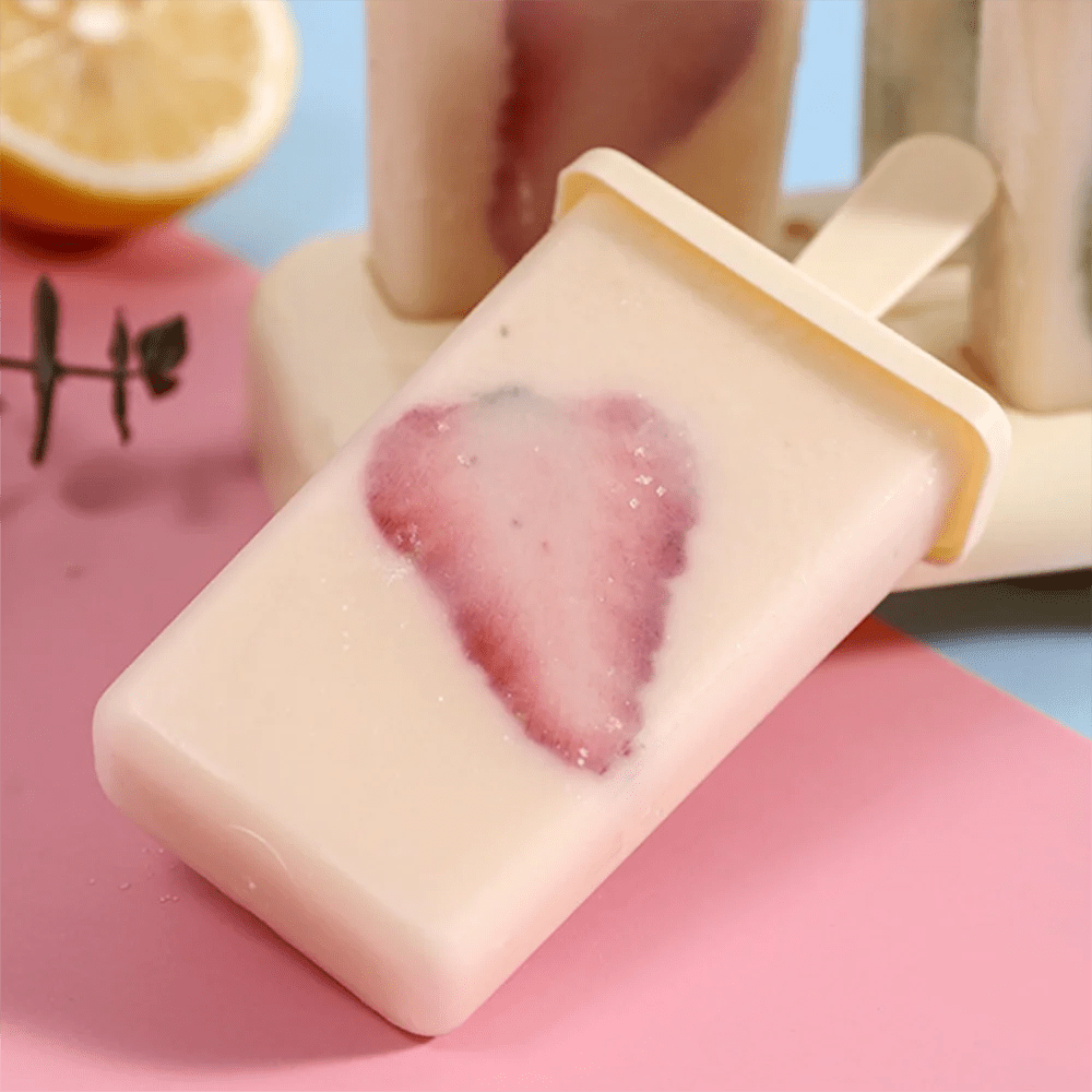 une moule à glace avec une glace et une fraise