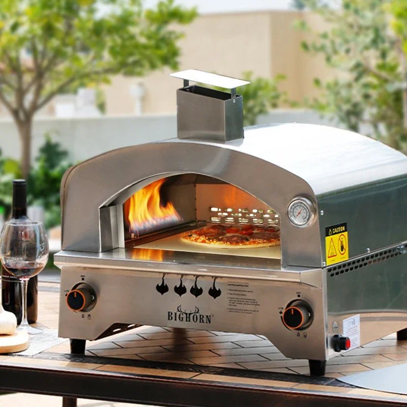 une pizza dans le four à pizza à gaz