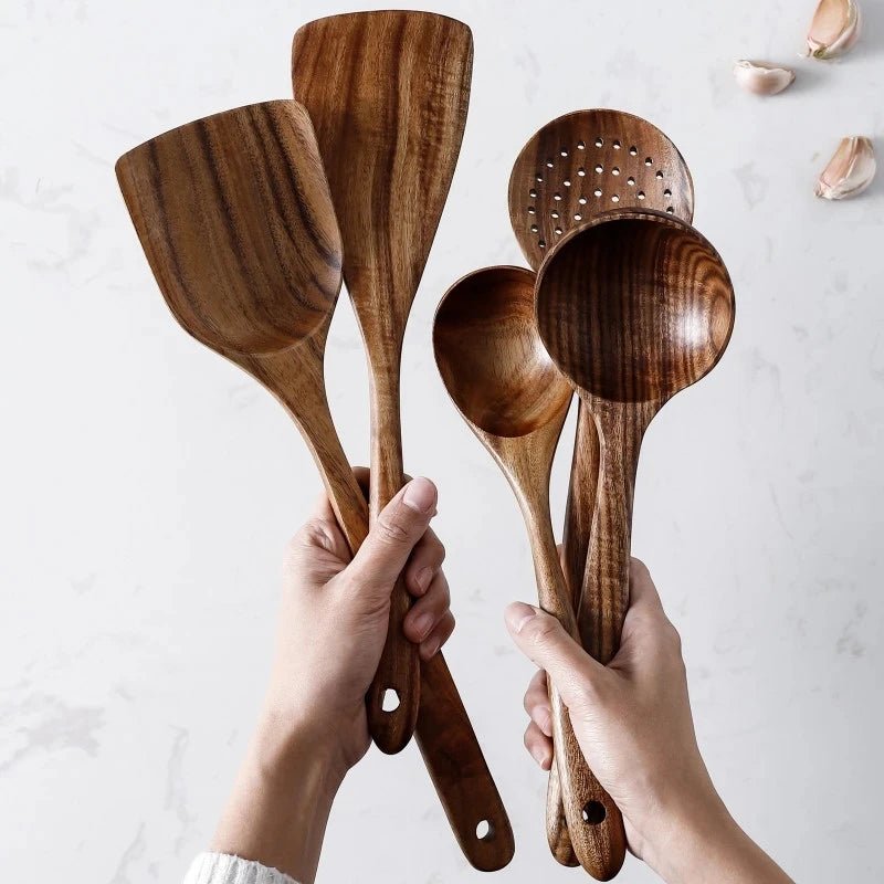 ustensiles- de- cuisine- en- bois d'olivier - spatule-louche :  5- ustensiles- dans- les- mains