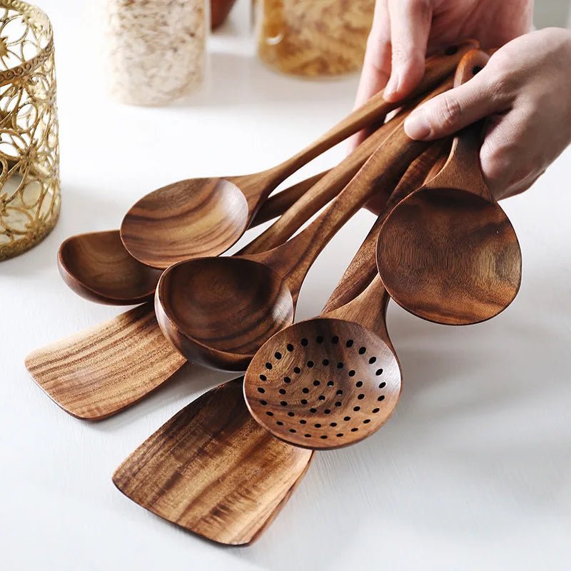 ustensiles- de- cuisine- en- bois d'olivier - spatule-louche : 7- ustensiles- dans- les- mains