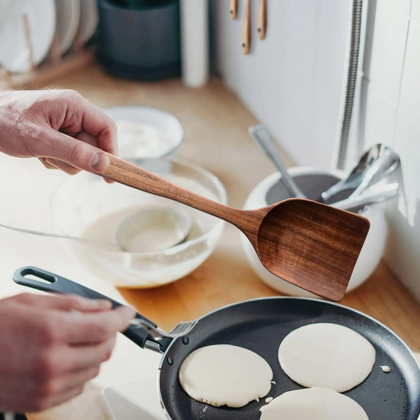 ustensiles- de- cuisine- en- bois d'olivier - spatule-louche :  ustensile- en- action