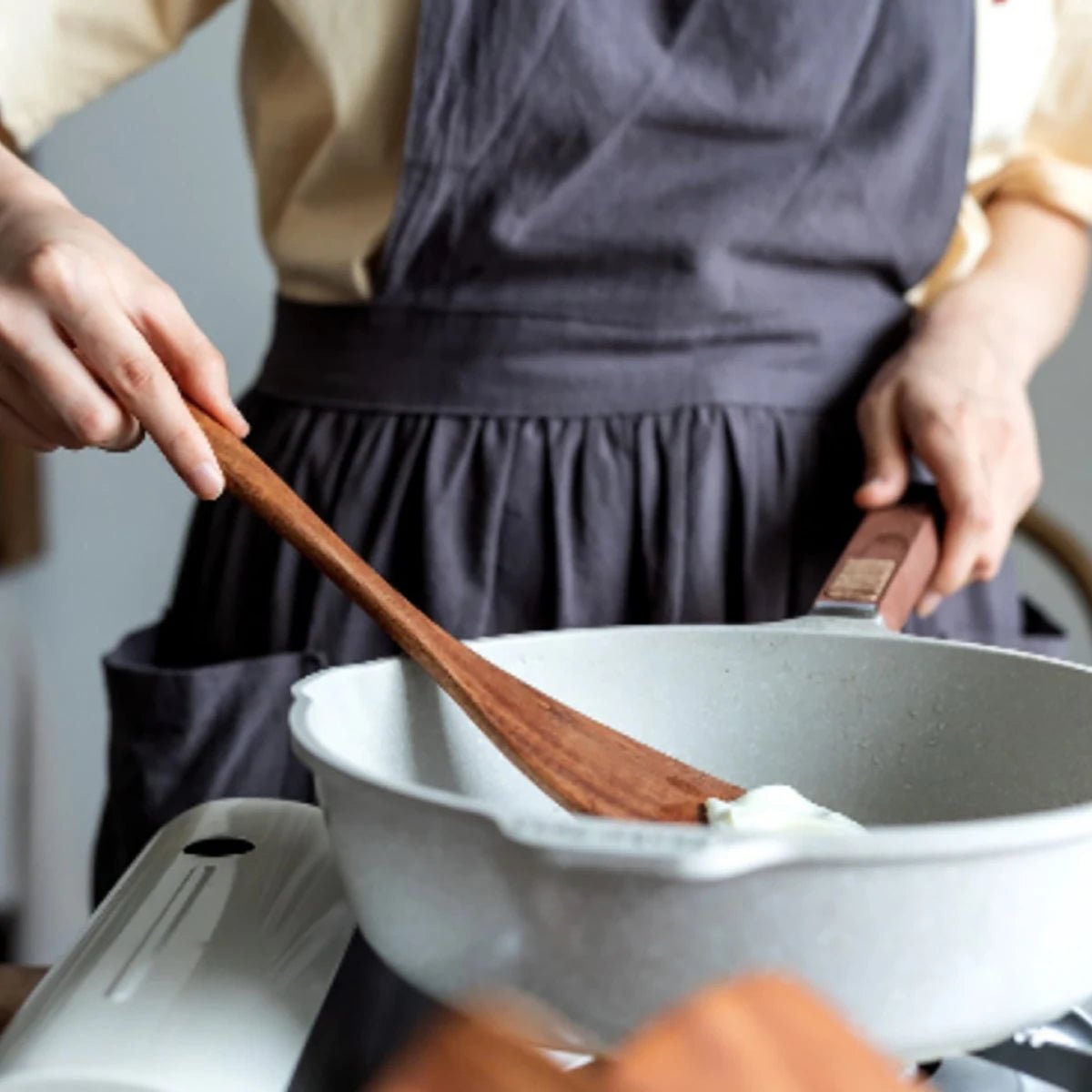 ustensiles- de- cuisine- en- bois d'olivier - spatule-louche :  ustensile-dans- poêle