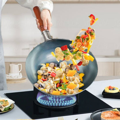 Wok Traditionnel en Fer Forgé (Martelé à la Main) | Sans Revêtement, Anti - Adhésif Naturel (Après Culottage) | Manche en Bois Ergonomique | Wok Authentique - Prati - Kitchen