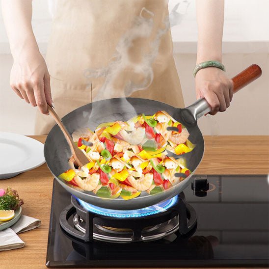 Wok Traditionnel en Fer Forgé (Martelé à la Main) | Sans Revêtement, Anti - Adhésif Naturel (Après Culottage) | Manche en Bois Ergonomique | Wok Authentique - Prati - Kitchen