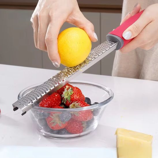 zeste de citron sur des fraises